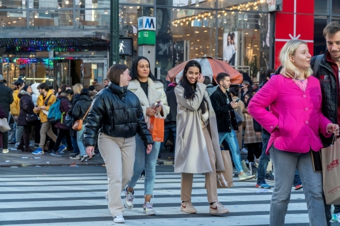 Người Mỹ mua sắm dịp Black Friday tại New York tháng 11/2023. Ảnh: Reuters