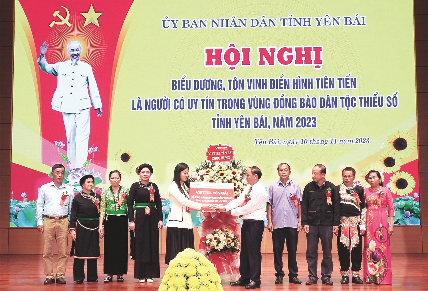 Viettel Yên Bái phối hợp với Ban Dân tộc tỉnh hỗ trợ gói cước viễn thông cho Người có uy tín trên địa bàn tỉnh Yên Bái
