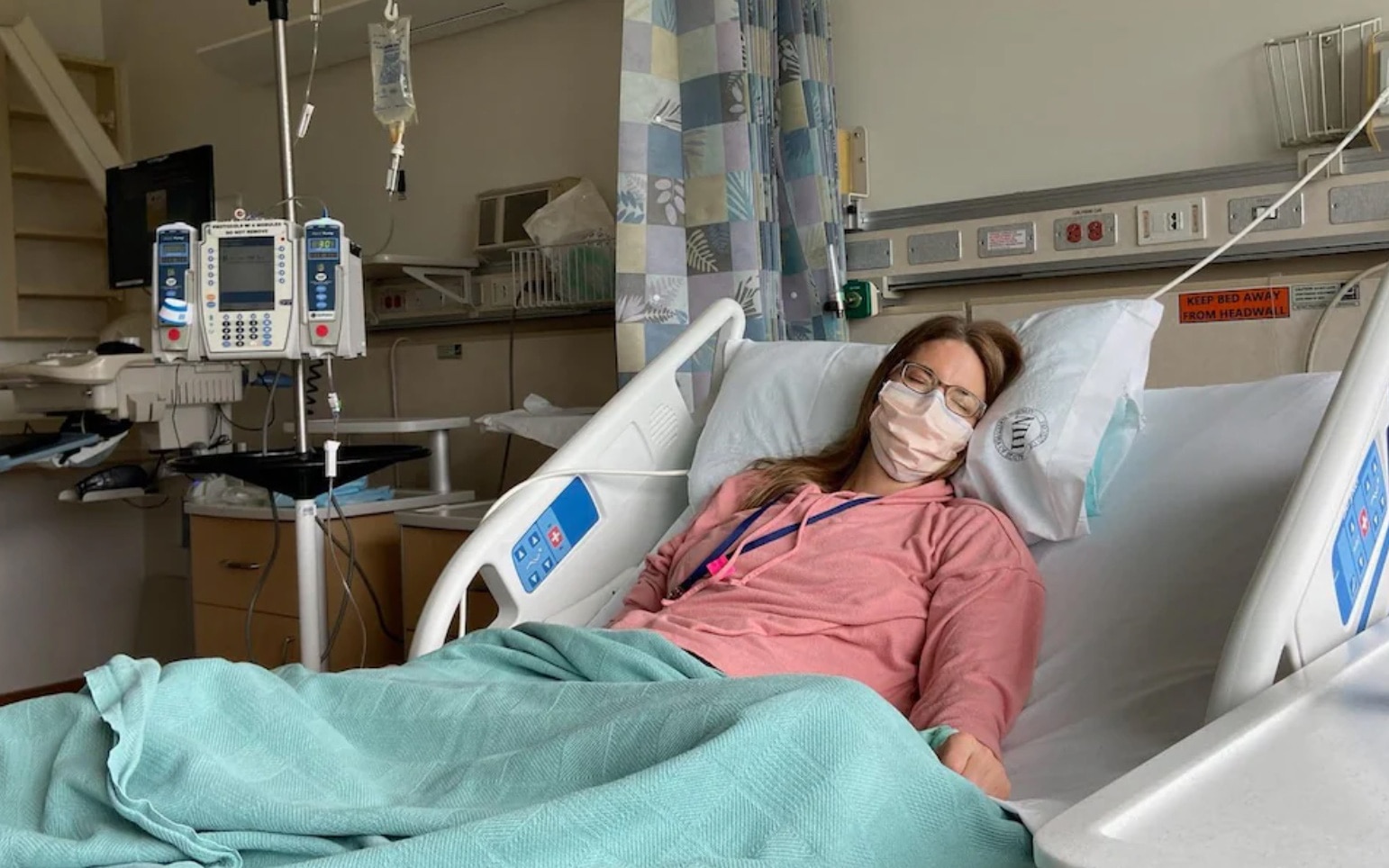 Bệnh nhân Brianne Dressen mắc phải biến chứng thần kinh nghiêm trọng sau khi tiêm vắc xin COVID-19 của AstraZeneca - Ảnh: TELEGRAPH 