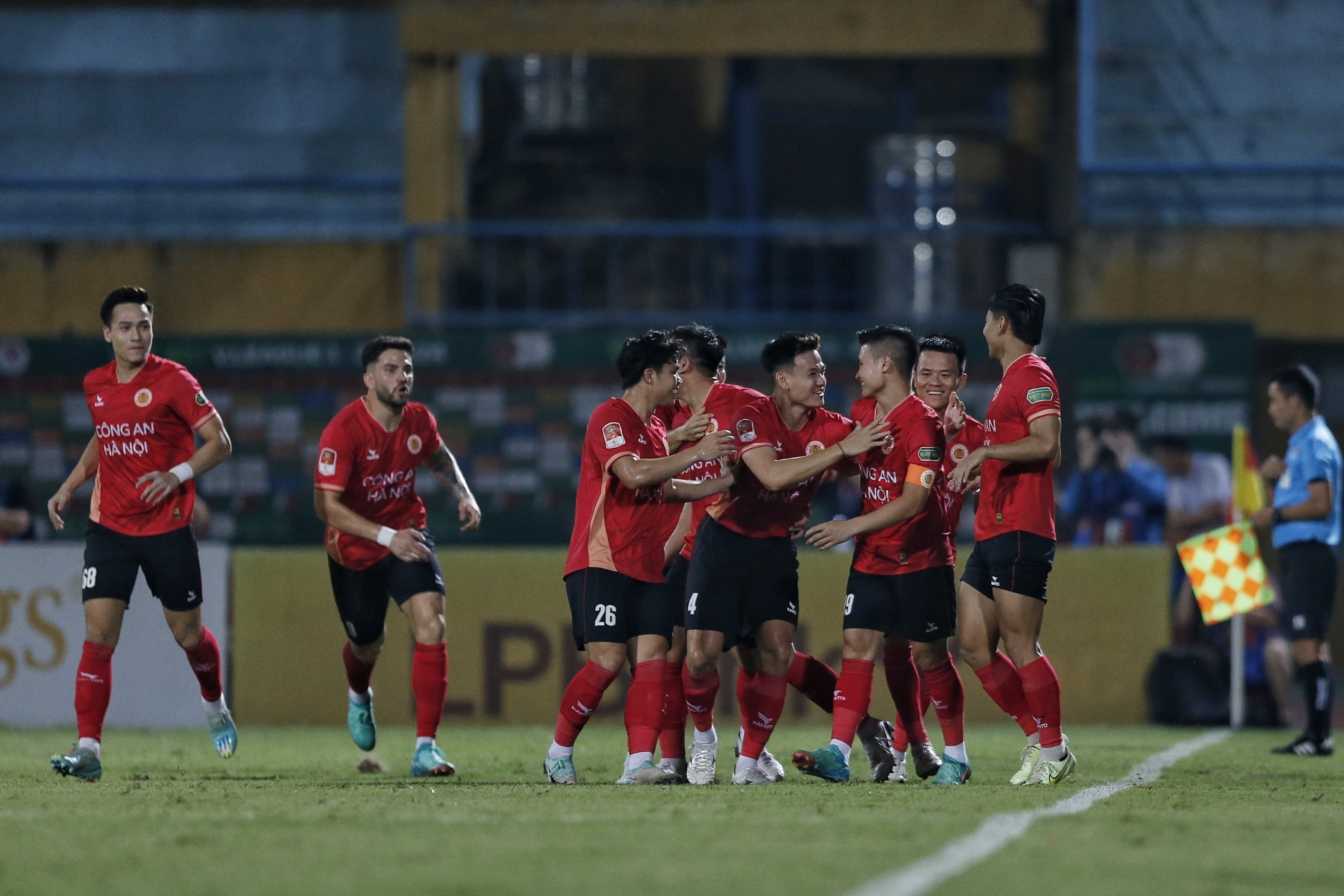 Nguyễn Filip mắc sai lầm khiến CLB CAHN thua Nam Định, kịch tính từ sân đến khán đài- Ảnh 1.