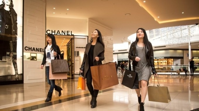 Những nữ khách hàng người Trung Quốc đi mua sắm hàng xa xỉ tại trung tâm thương mại Chadstone Shopping, Australia, tháng 1/2021. Ảnh: SMH