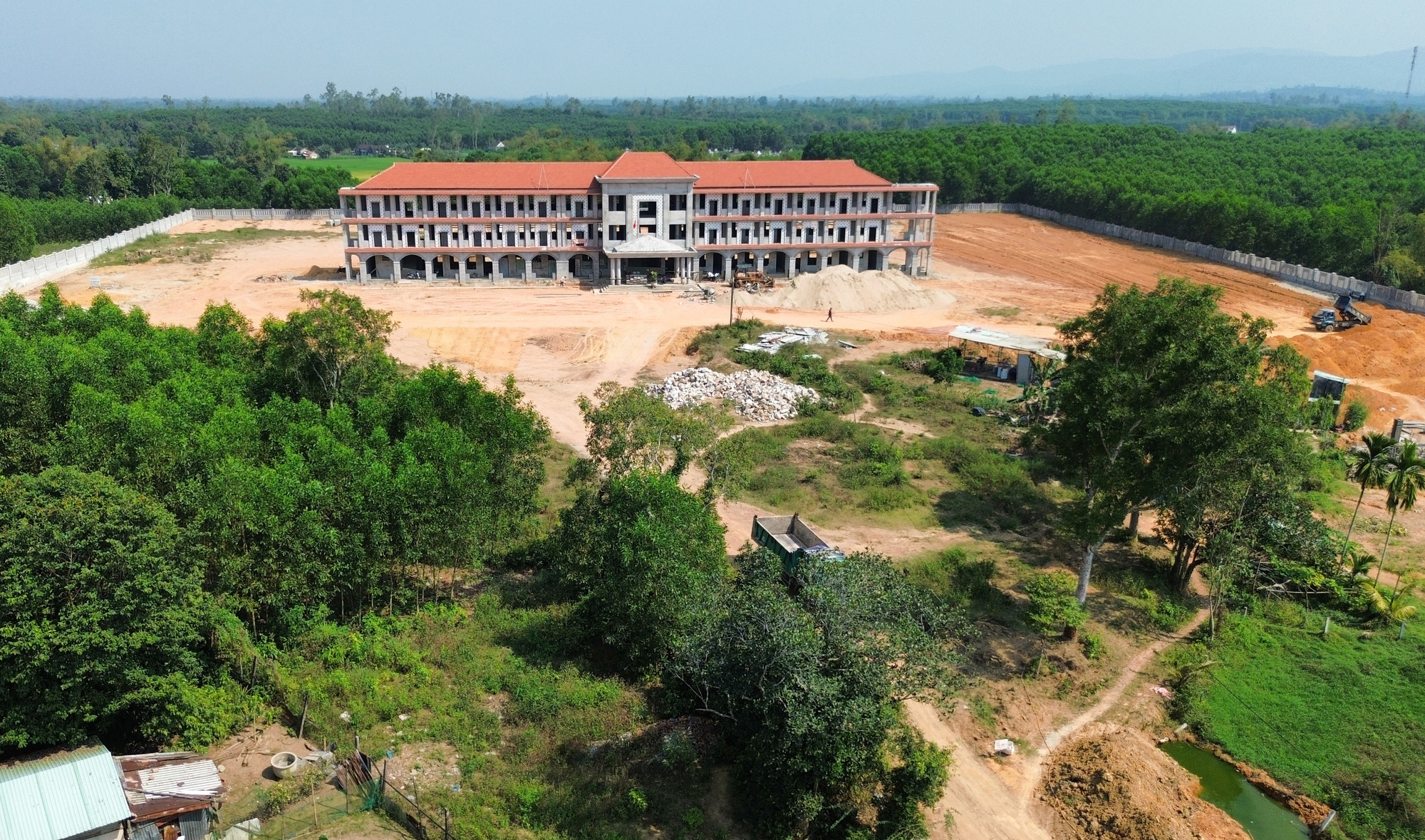 Nhà thầu liên danh tuyên bố giải thể, dự án trường học 60 tỉ làm kiểu 'rùa bò'- Ảnh 1. Dự án trường THPT Trần Đại Nghĩa - Ảnh: LÊ TRUNG