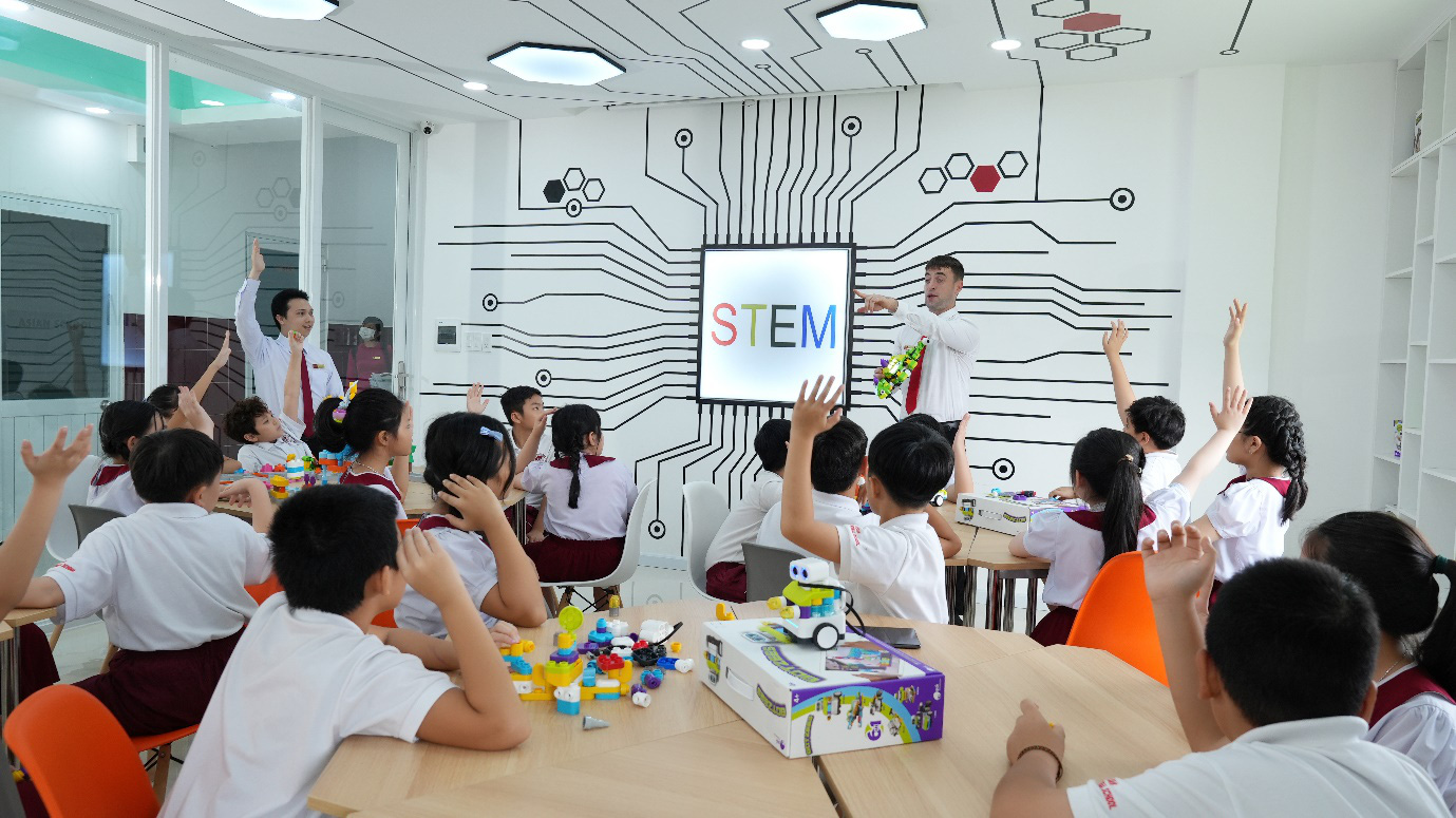 Nhiều học sinh Asian School du học tại 22 quốc gia- Ảnh 1. Trường Quốc tế Á Châu là trường phổ thông quốc tế của Việt Nam dạy song song 2 chương trình đầu tiên được công nhận đạt kiểm định quốc tế CIS cùng lúc tất cả 10 campus của hệ thống trường.