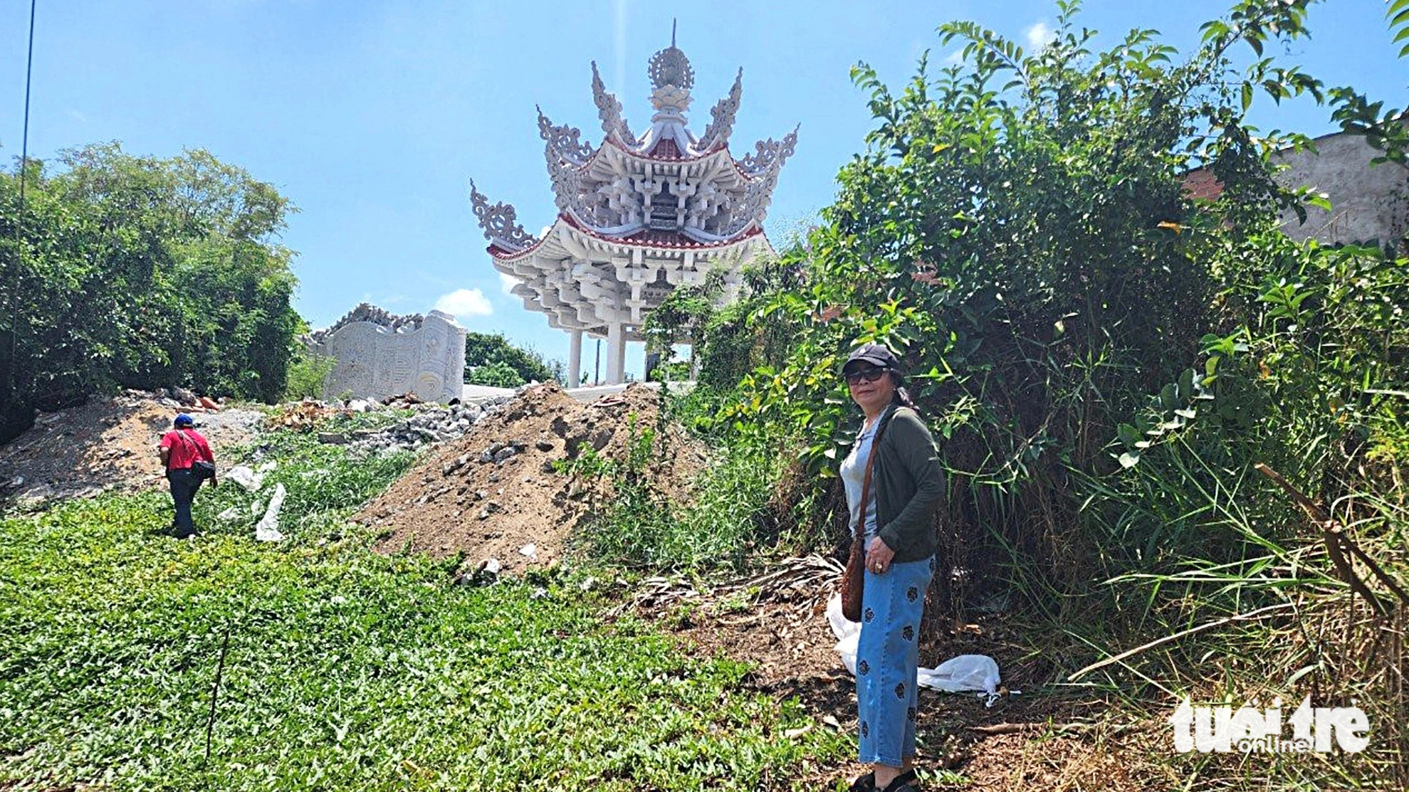Nhiều lăng mộ gia đình bà Từ Dũ không có lối vào- Ảnh 1. Xây xong khu tưởng niệm nơi có mộ ngài Phạm Đăng Dinh, bà Hoa muốn vào viếng phải đi qua ao nước phía sau - Ảnh: SƠN LÂM