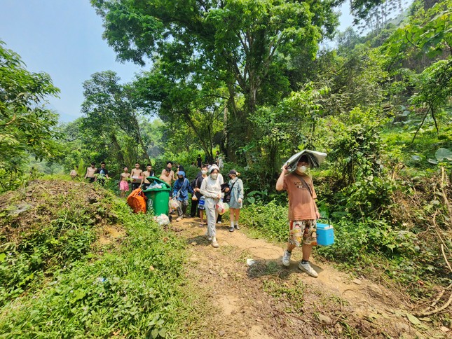 Hà Nội: Nhiều người lên núi tránh nóng dịp nghỉ lễ ảnh 1