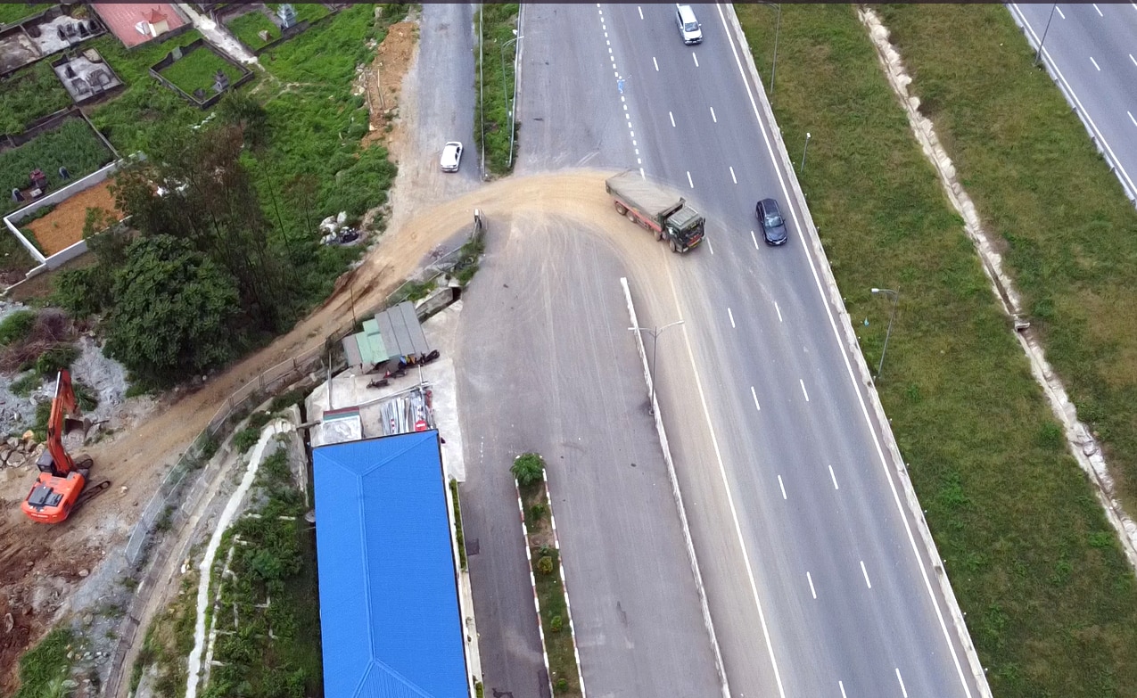 Nhiều xe chở đất phá hàng rào để vào cao tốc Mai Sơn - Quốc lộ 45- Ảnh 6.