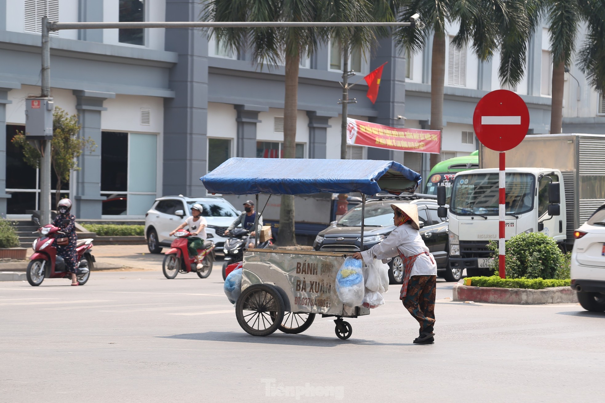 Nhọc nhằn mưu sinh dưới nắng như thiêu đốt của những người coi 'việc nghỉ lễ là điều xa vời' ảnh 1