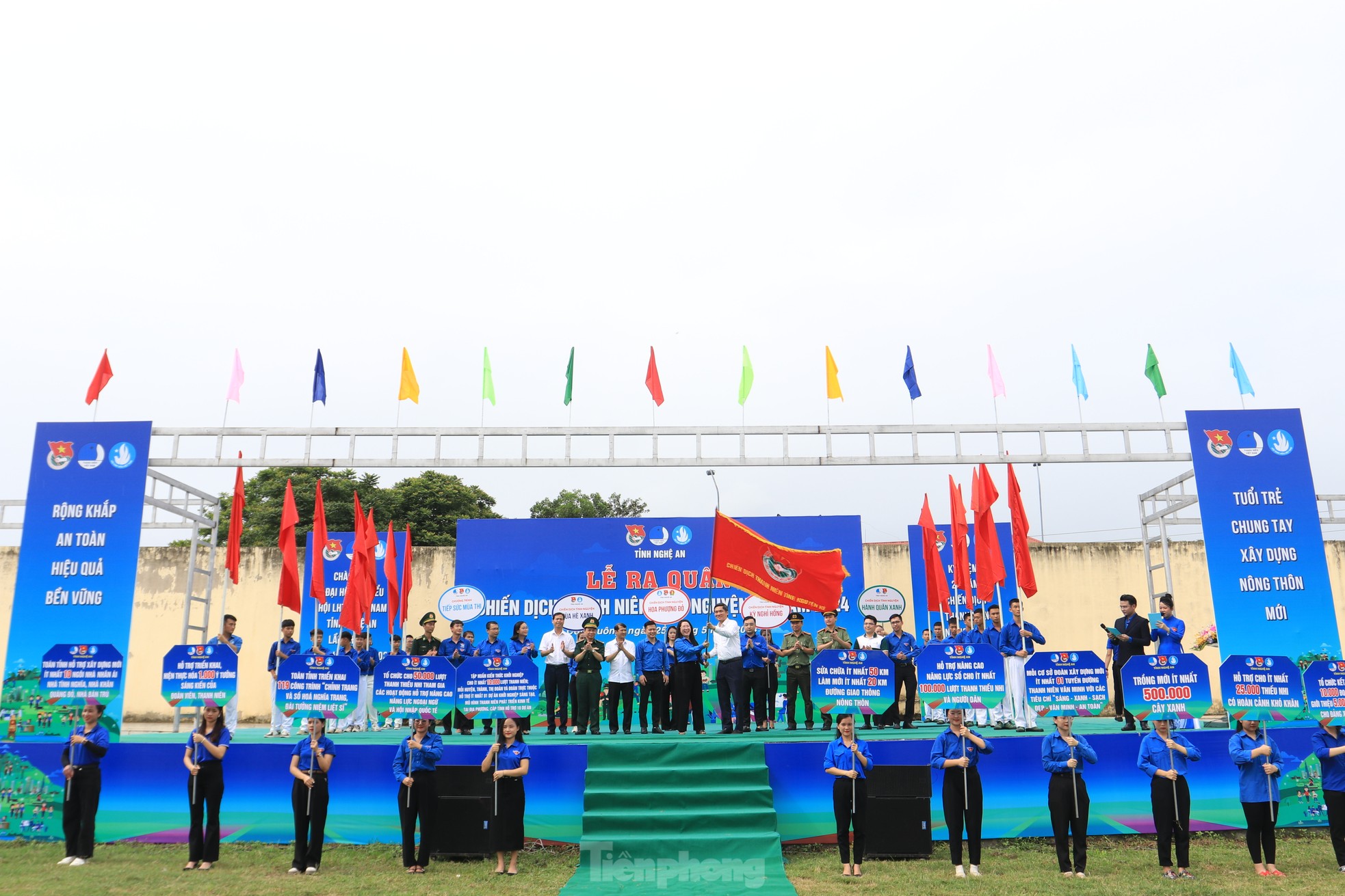 Những con số và hình ảnh ấn tượng của tuổi trẻ Nghệ An ra quân Chiến dịch tình nguyện Hè ảnh 1