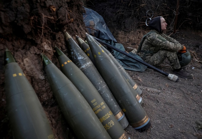 Lính Ukraine ngồi chờ khai hỏa lựu pháo ở Donetsk ngày 20/4. Ảnh: Reuters