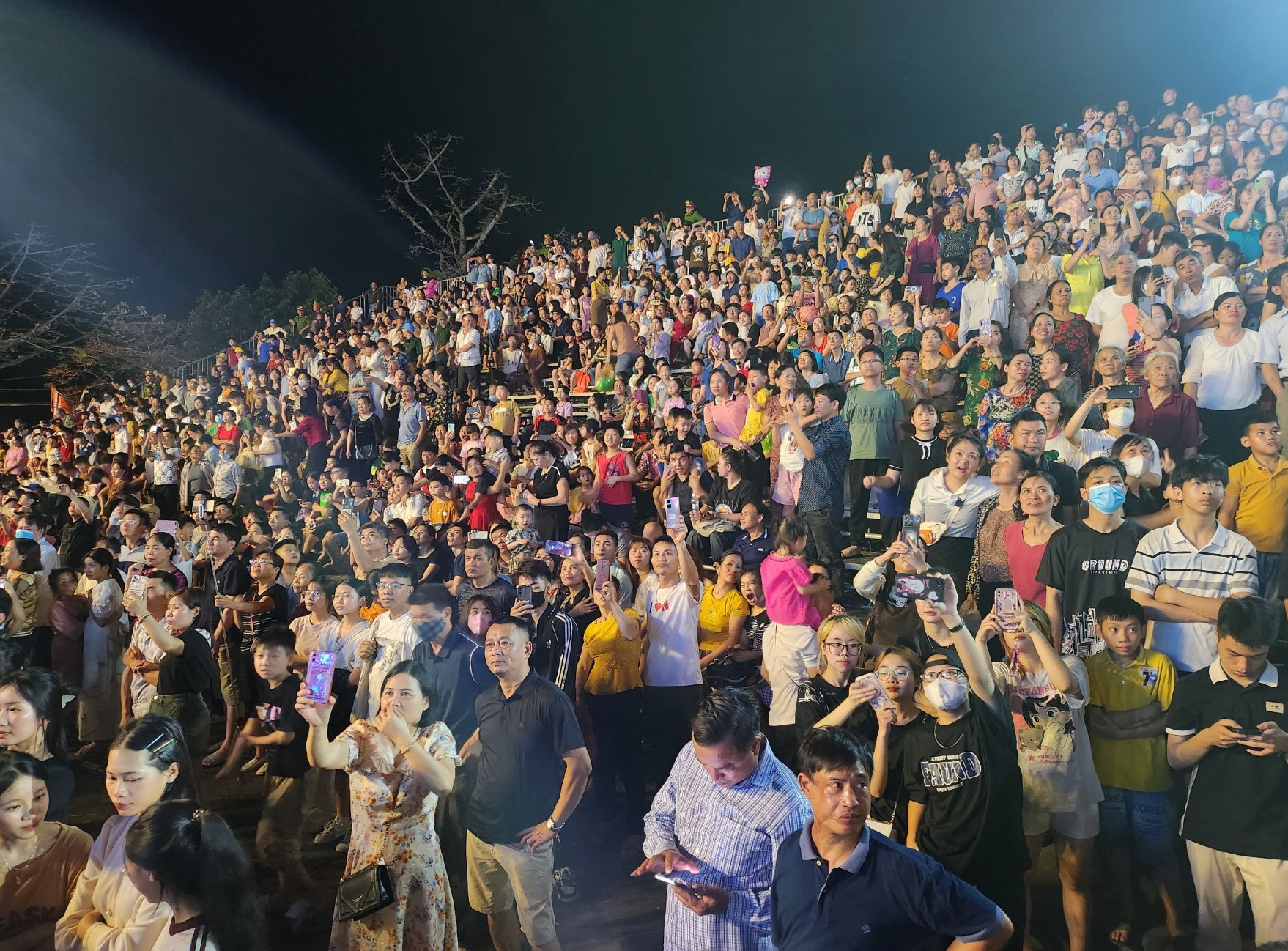 Ninh Bình đón gần nửa triệu khách trong dịp nghỉ lễ 30/4 và 1/5- Ảnh 1.