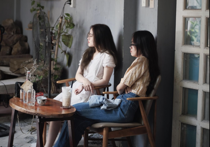 Khách đến dùng nước ở quán cà phê quận Bình Thạnh, TP HCM. Ảnh Nhân vật cung cấp