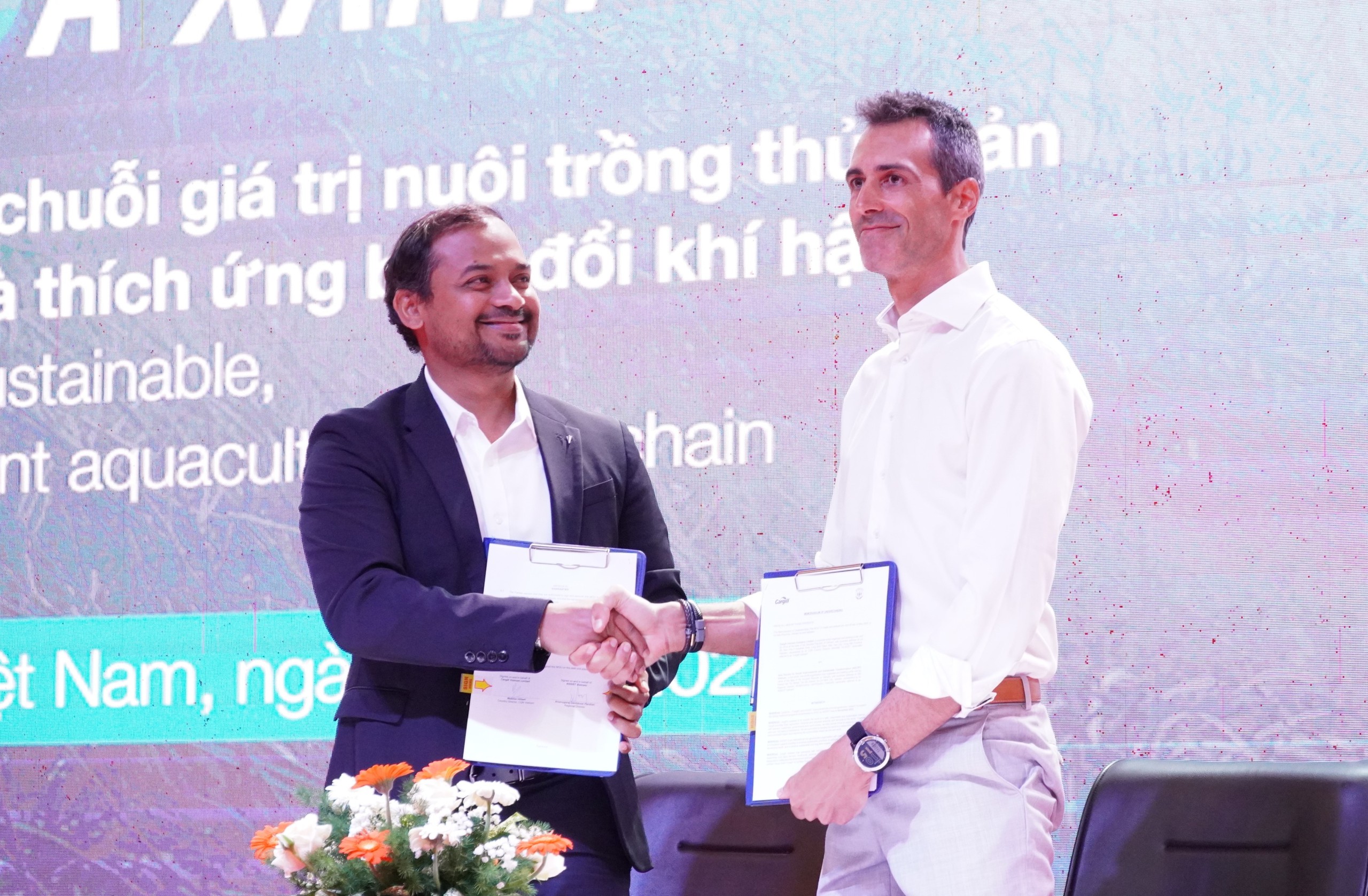 Ông Maxime Hilbert, Tổng giám đốc ngành dinh dưỡng Thủy sản Cargill Việt Nam (trái) và  Aru David, Giám đốc ASSIST Việt Nam, ký thỏa thuận triển khai dự án