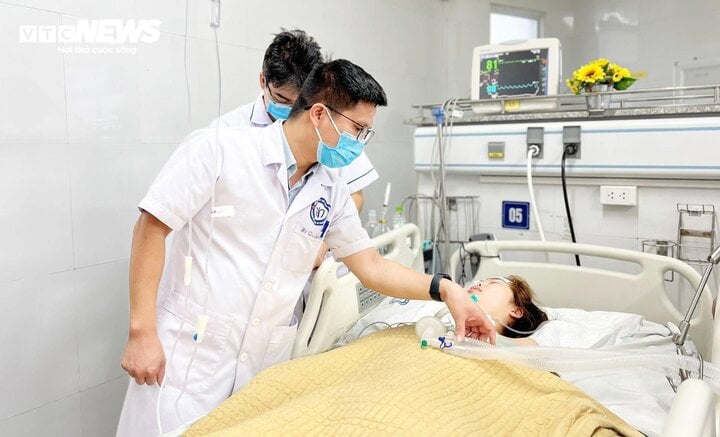 ThS.BS Nguyễn Đăng Quân kiểm tra sức khoẻ cho bác sĩ Linh. (Ảnh: Như Loan)