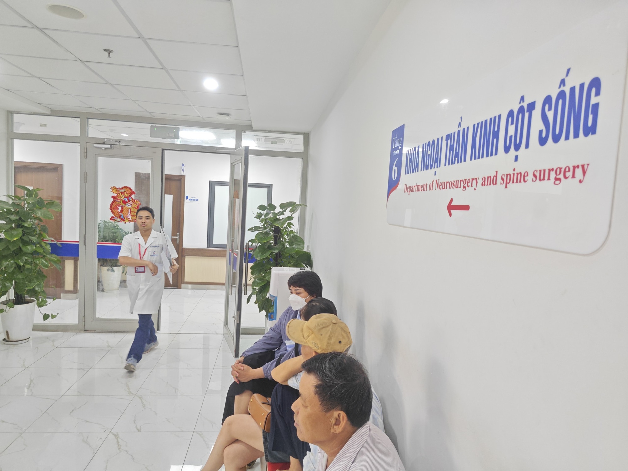 Bác sĩ Lý đang điều trị tại Bệnh viện Đại học Y Hà Nội - Ảnh: D.LIỄU