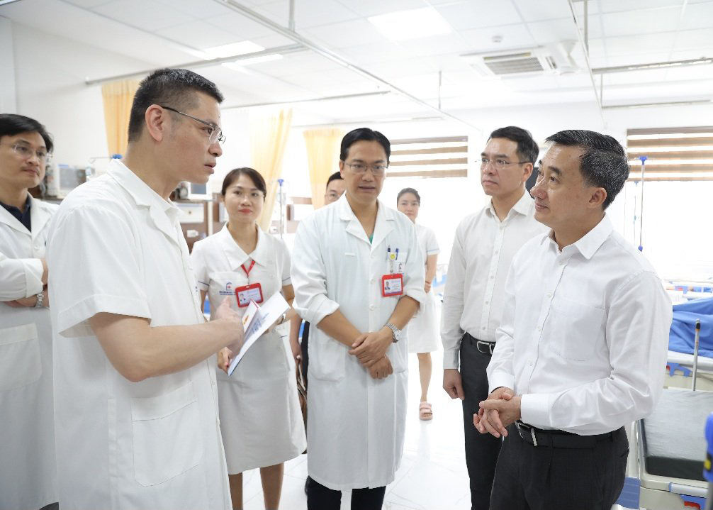Thứ trưởng Bộ Y tế Trần Văn Thuấn đến thăm, động viện bác sĩ Lý tại bệnh viện - Ảnh: TRẦN MINH Thứ trưởng Bộ Y tế Trần Văn Thuấn đến thăm, động viên bác sĩ Lý tại bệnh viện - Ảnh: TRẦN MINH