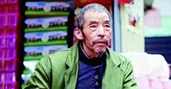 Nuôi 2 bé gái bị bỏ rơi, người bán rau nhận trái ngọt sau nhiều năm - Ảnh 1. Nuôi 2 bé gái bị bỏ rơi, người bán rau nhận trái ngọt sau nhiều năm - Ảnh 1.