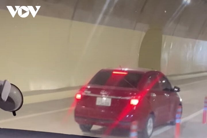 Hình ảnh chiếc xe ô tô ngang nhiên chạy ngược chiều trong hầm Thần Vũ thuộc cao tốc Diễn Châu - Bãi Vọt.