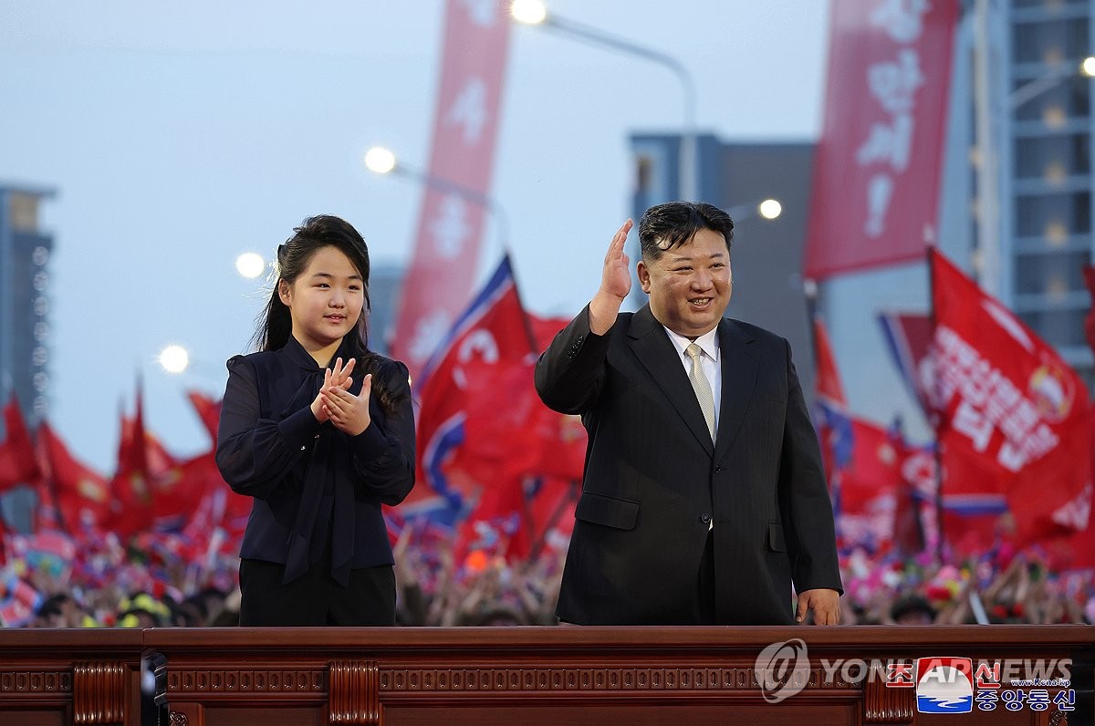 Ông Kim Jong Un cùng con gái Kim Ju Ae tham dự một buổi lễ khánh thành con đường mới ở Bình Nhưỡng ngày 14-5-2024 - Ảnh: YONHAP