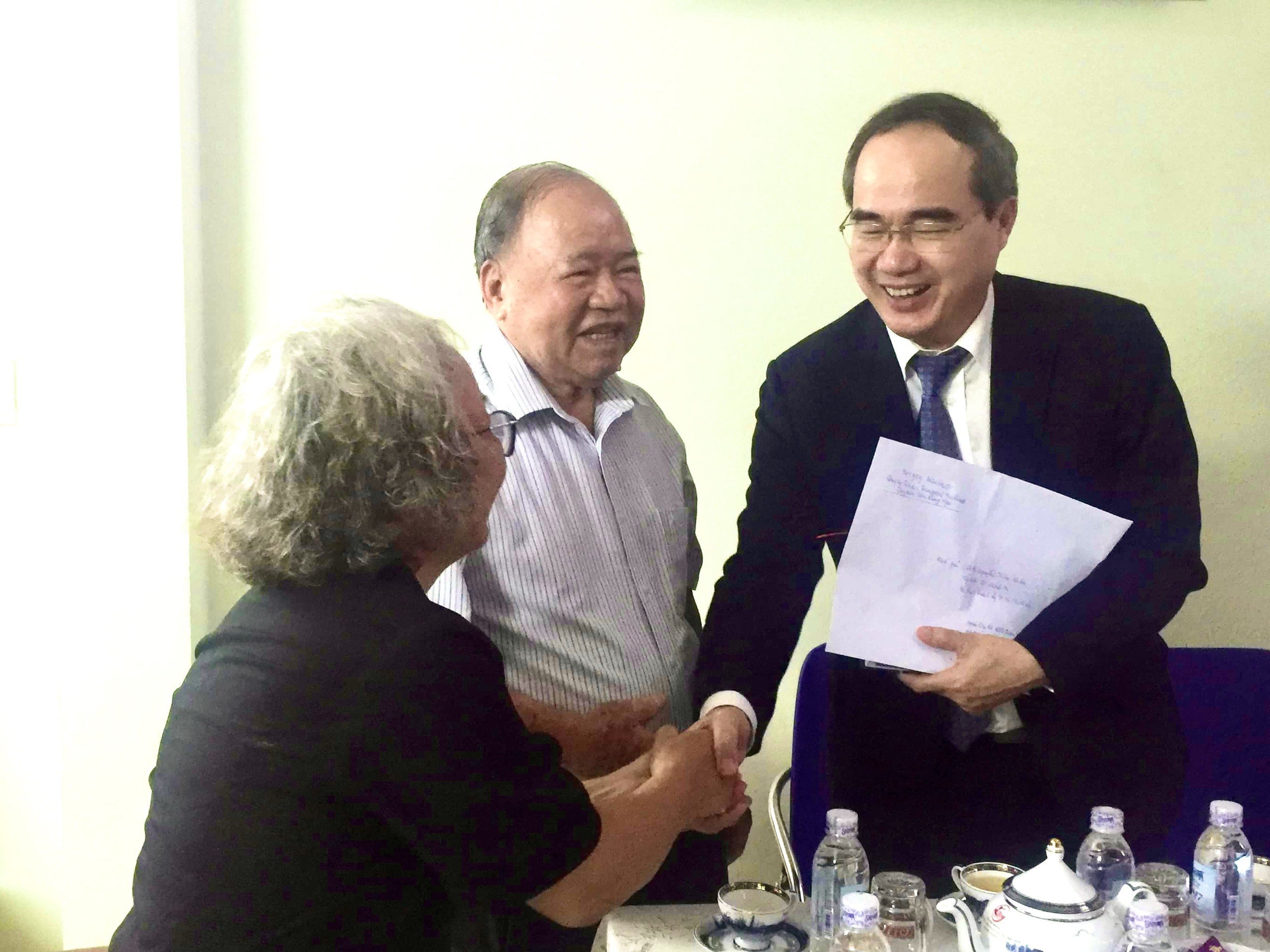 PGS-TS-NGND Huỳnh Văn Hoàng, nguyên Hiệu trưởng Trường ĐH Bách khoa TP.HCM, qua đời- Ảnh 1. PGS-TS-NGND Huỳnh Văn Hoàng (giữa) được lãnh đạo TP.HCM đến thăm nhân dịp Ngày Nhà giáo Việt Nam (20.11) năm 2017