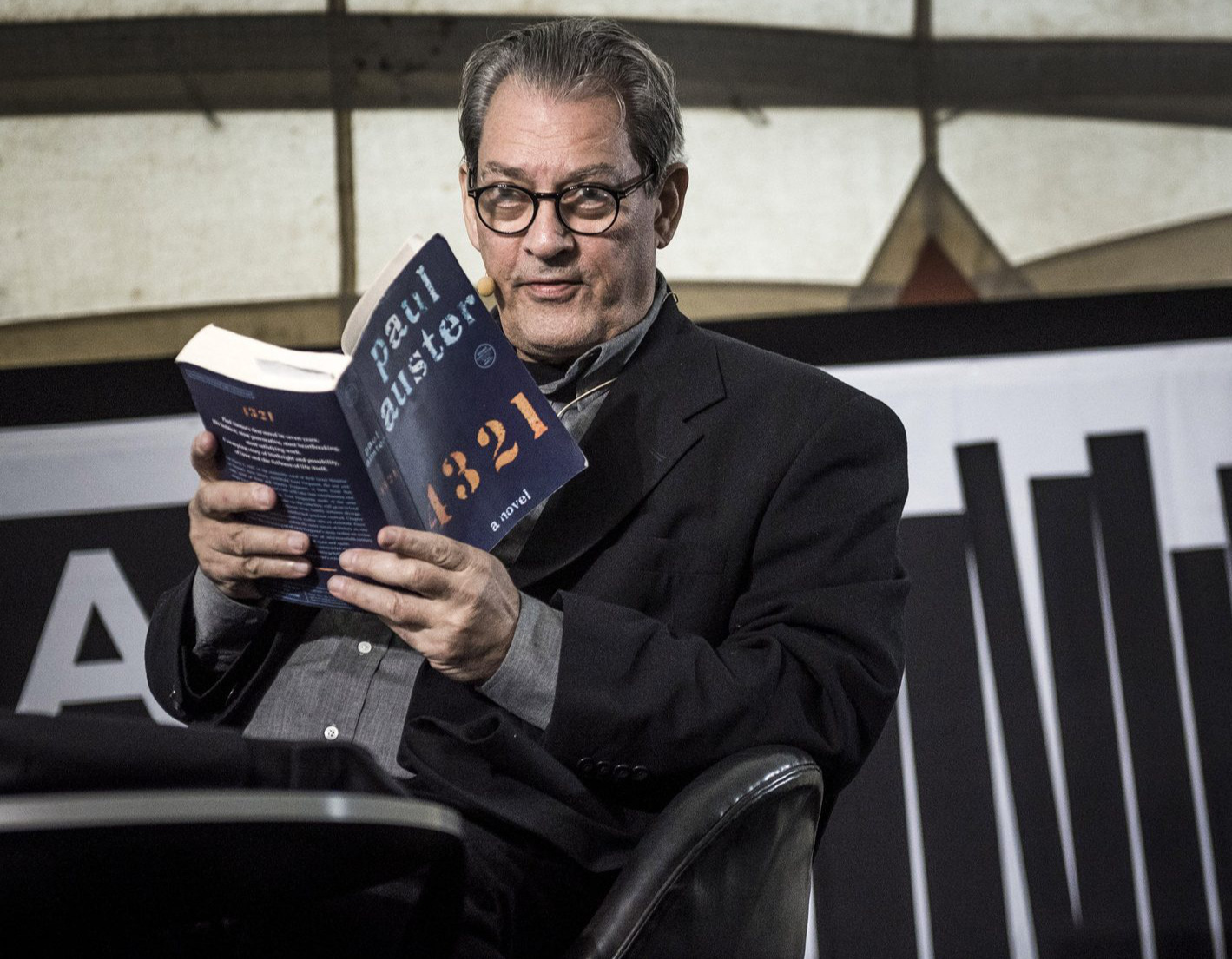 Nhà văn Paul Auster và tác phẩm 4 3 2 1 của mình - Ảnh: Thomas Lekfeldt Nhà văn Paul Auster và tác phẩm 4 3 2 1 của mình - Ảnh: Thomas Lekfeldt