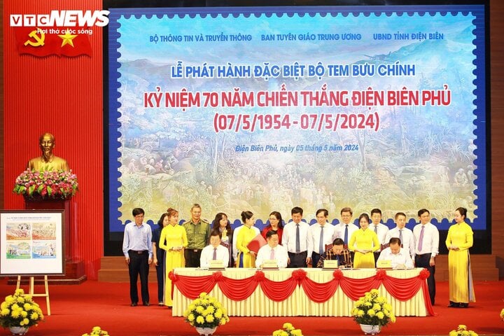 Các đại biểu ký phát hành bộ tem "Kỷ niệm 70 năm chiến thắng Điện Biên Phủ (1954 - 2024)".