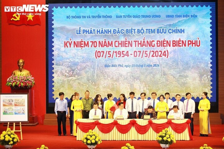 Các đại biểu ký phát hành bộ tem "Kỷ niệm 70 năm chiến thắng Điện Biên Phủ (1954 - 2024)".