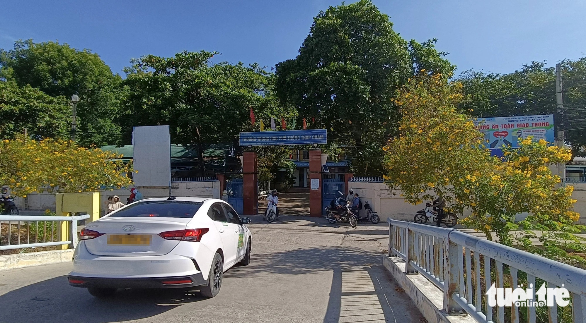 Đường vào Trường THPT Tháp Chàm ở TP Phan Rang - Tháp Chàm (tỉnh Ninh Thuận) - Ảnh: DUY NGỌC