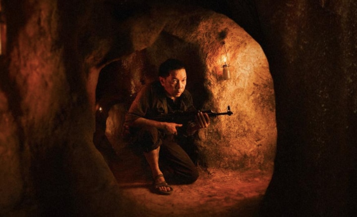 Nhân vật Bảy Theo do diễn viên Thái Hòa đảm nhận trong phim "Địa đạo: Mặt trời trong bóng tối".
