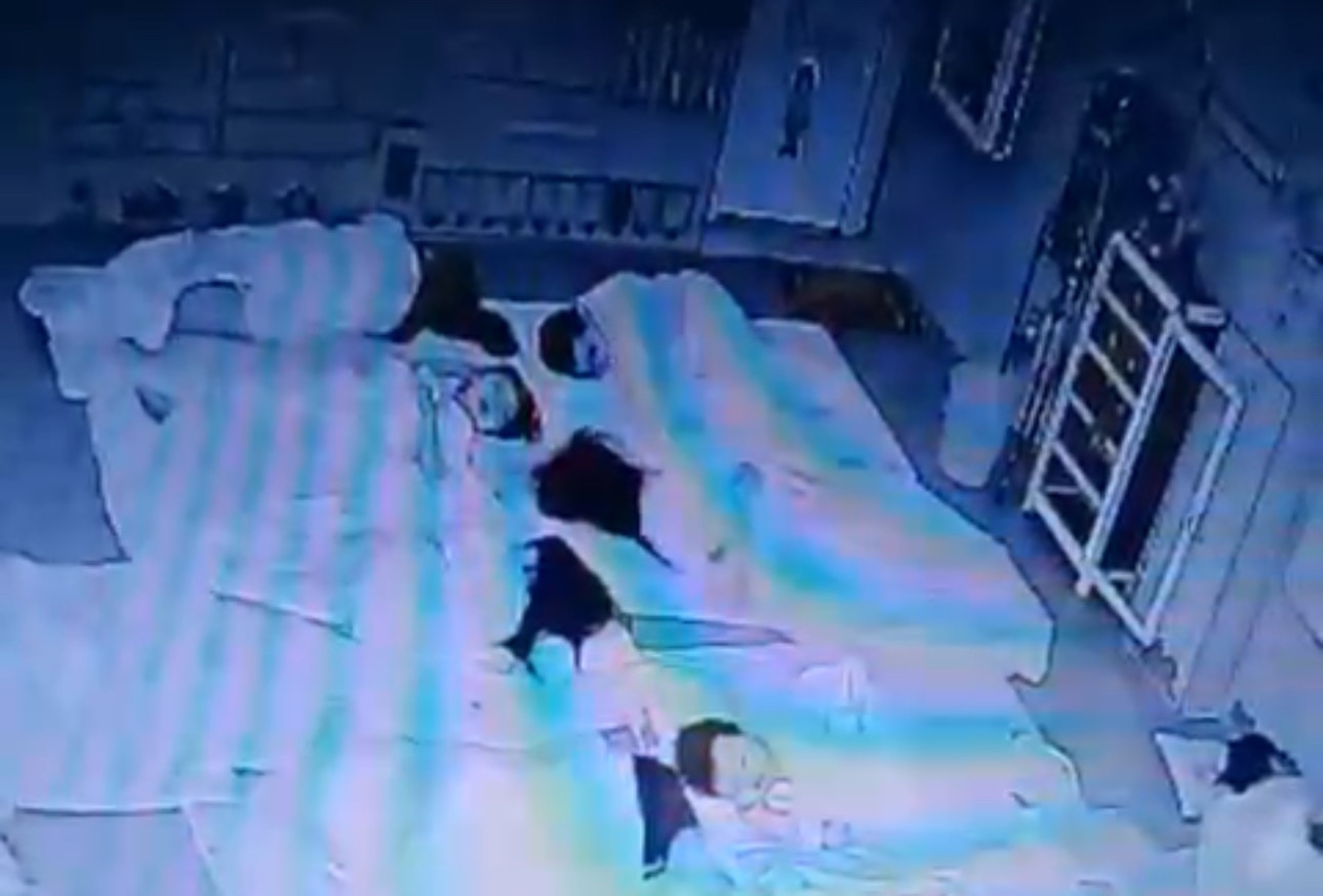Hình ảnh trích xuất camera cho thấy cô Nh. đánh vào mặt bé Kh. (nằm hàng trên cùng bên phải) khi bé đang ngủ