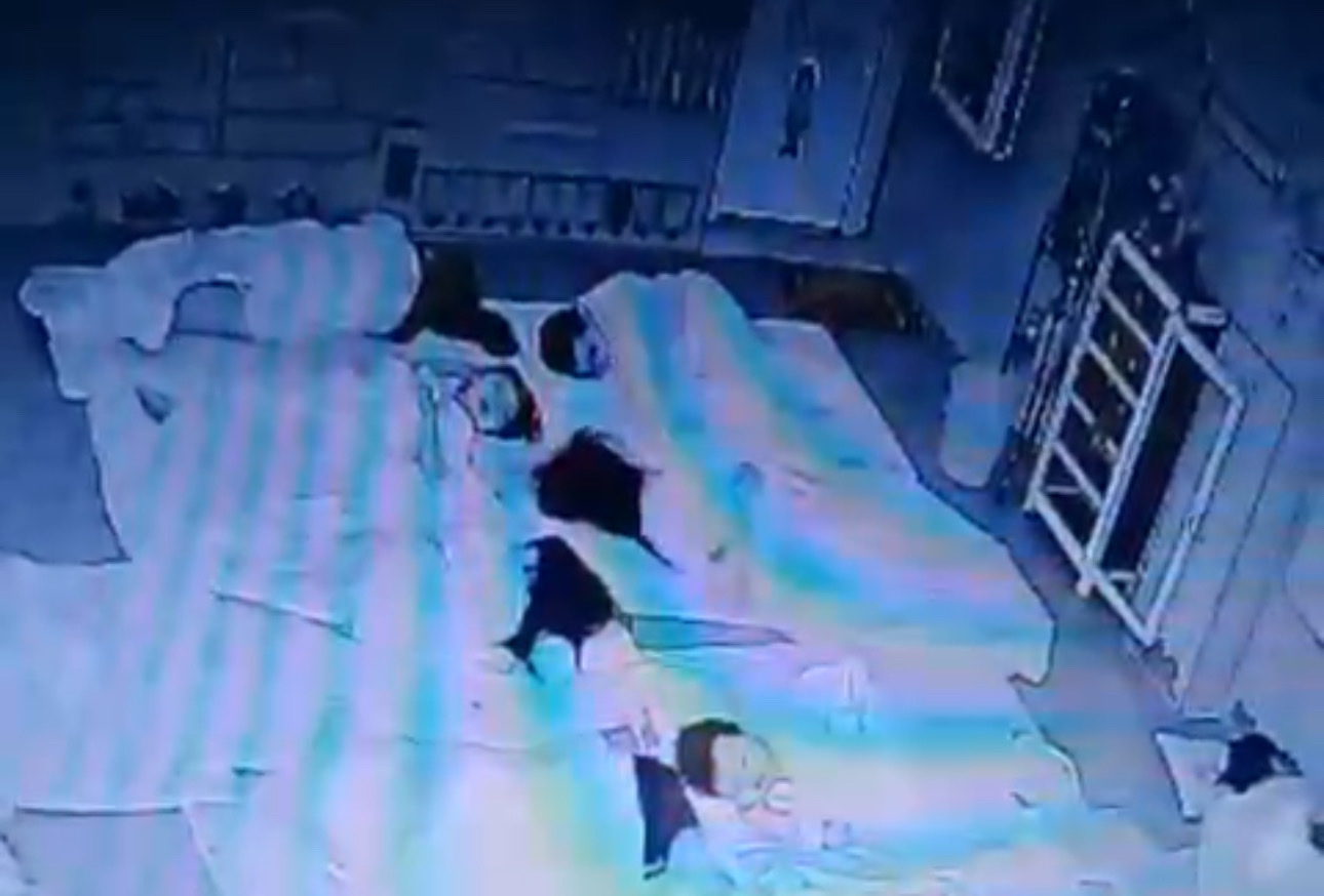 Phụ huynh tố giáo viên mầm non đánh con 5 tuổi tím mặt vì 'bé ngủ ngáy'- Ảnh 2. Hình ảnh trích xuất camera cho thấy cô Nh. đánh vào mặt bé Kh. (nằm hàng trên cùng bên phải) khi bé đang ngủ