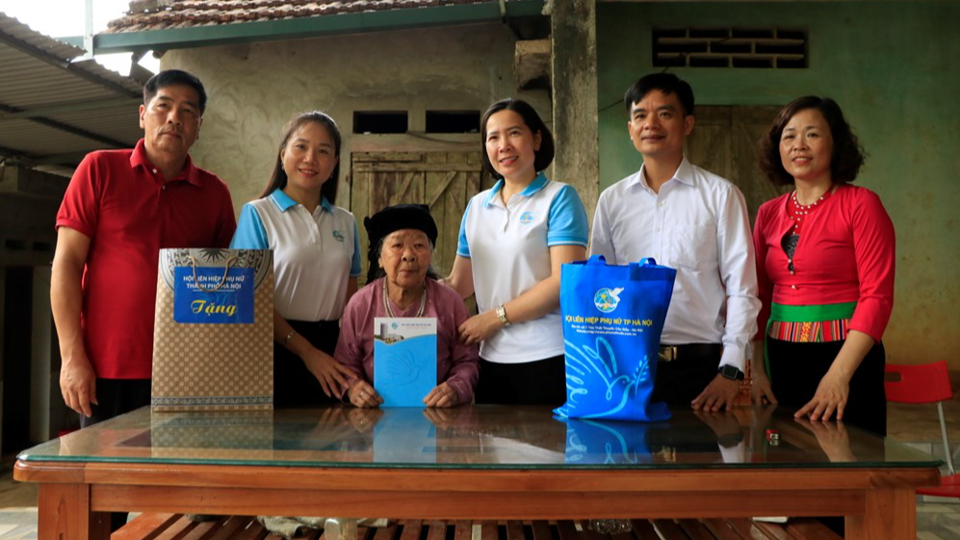 Chủ tịch Hội LHPN TP Hà Nội Lê Kim Anh thăm hỏi, tặng quà tri ân cụ Phùng Thị Tình