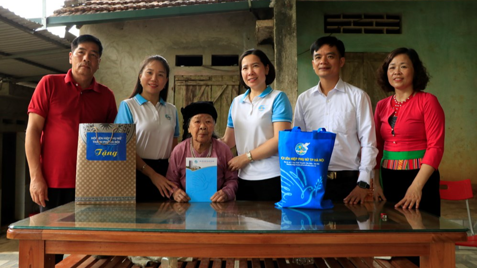 Chủ tịch Hội LHPN TP H&agrave; Nội L&ecirc; Kim Anh thăm hỏi, tặng qu&agrave; tri &acirc;n cụ Ph&ugrave;ng Thị T&igrave;nh