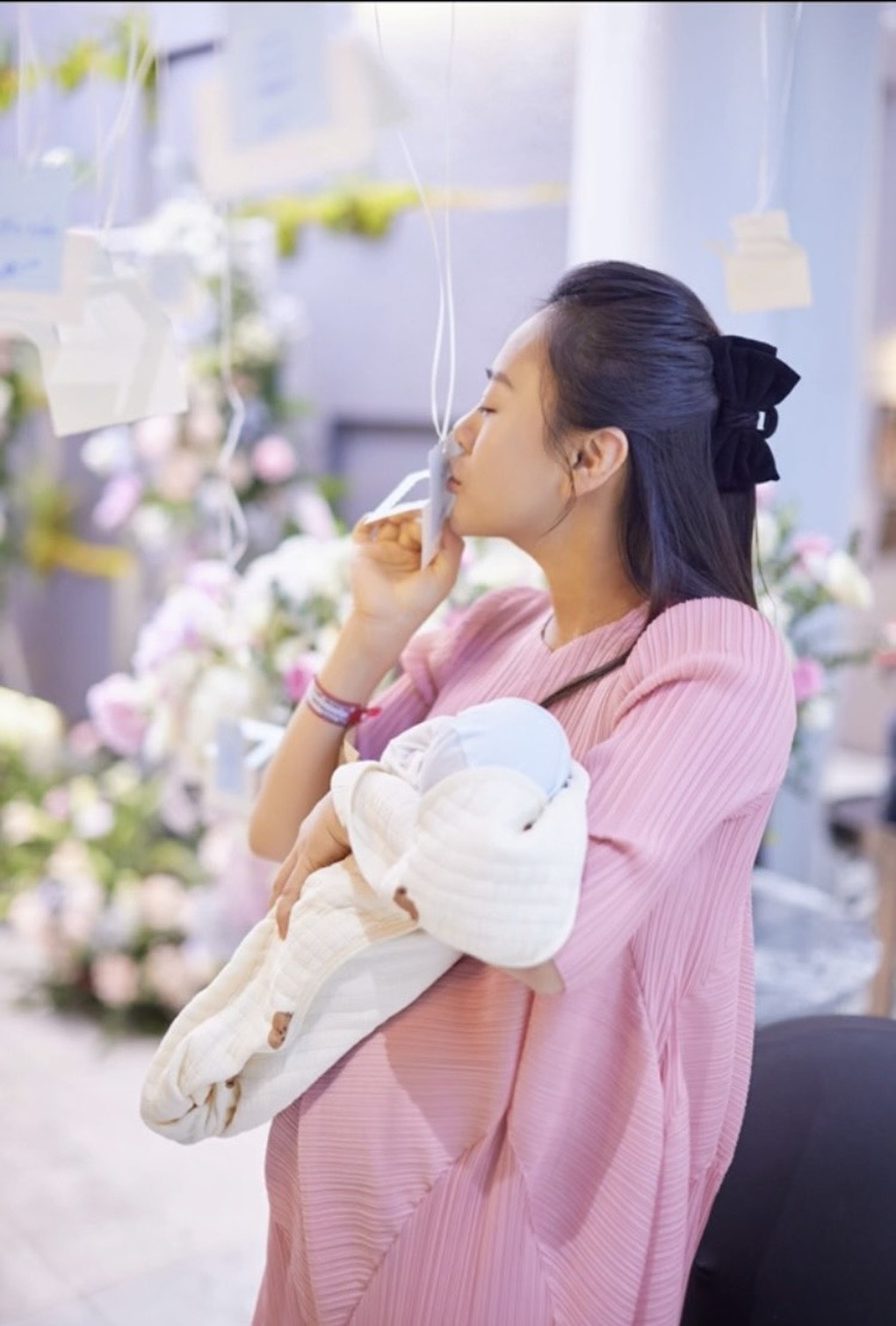 Phương Oanh khóc khi được Shark Bình mở tiệc chào đón về nhà - 2 Phương Oanh khóc khi được Shark Bình mở tiệc chào đón về nhà - 2
