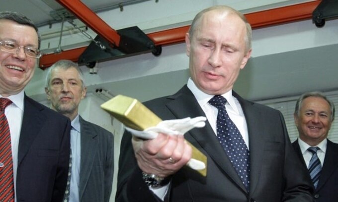 Tổng thống Nga Vladimir Putin tới thăm kho dự trữ của Ngân hàng Trung ương Nga hồi năm 2011. Ảnh: AFP