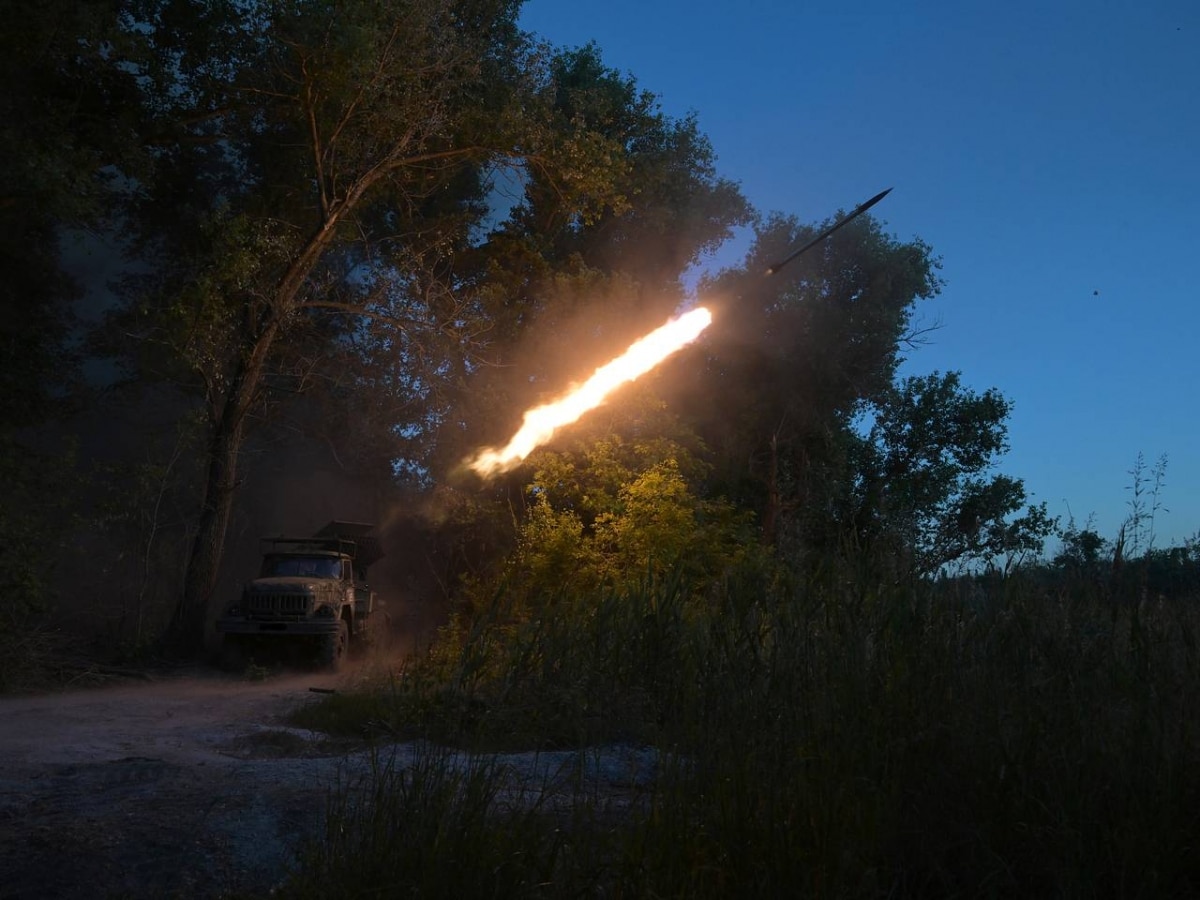 Thế giới - Quân đội Nga tấn công sắc bén, Ukraine đối diện thách thức ở Karlovka