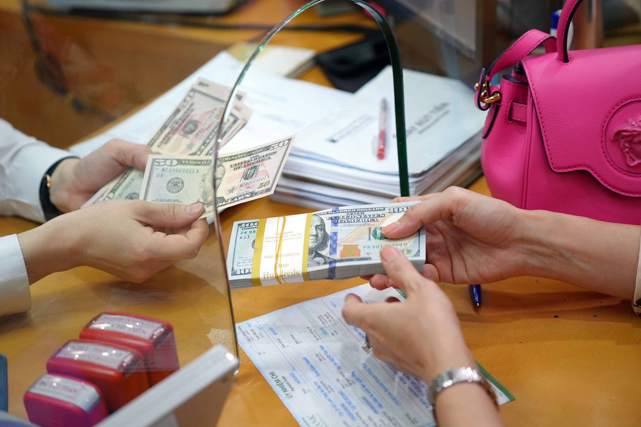 Giá USD hôm nay 19.5.2024: Quay đầu giảm trong khi euro tăng vọt- Ảnh 1. Giá USD ghi nhận một tuần sụt giảm