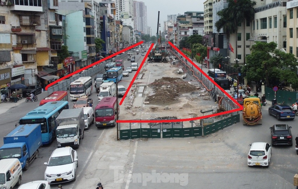 Quây rào nửa phố Kim Đồng để thi công hầm chui Vành đai 2,5 ảnh 1