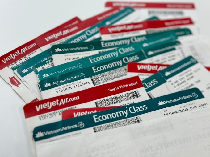 Các vé máy bay hạng phổ thông của Vietnam Airlines và Vietjet. Ảnh: Anh Tú