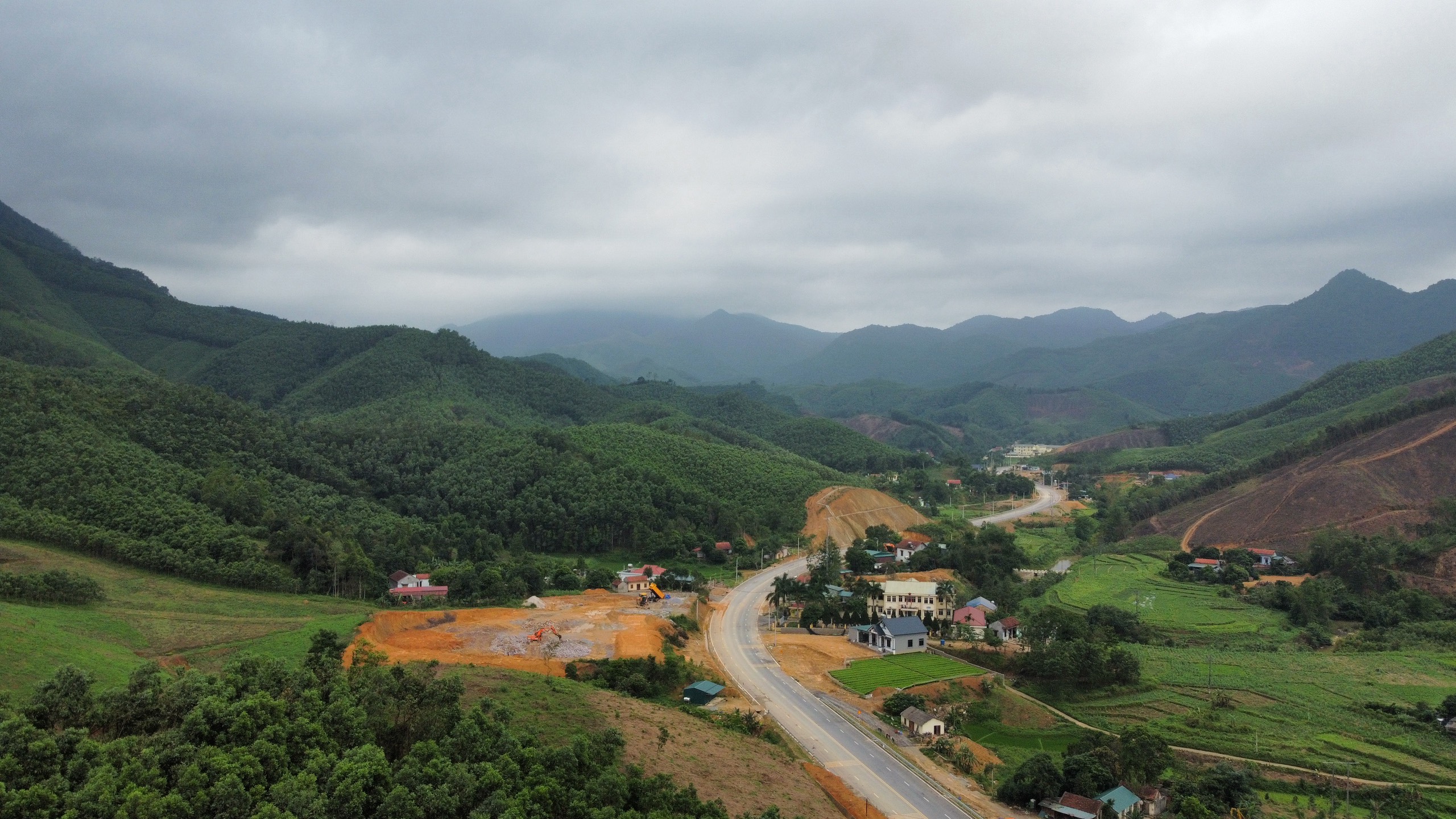 Rẻo cao thêm cơ hội đổi đời từ hai tuyến đường hơn nghìn tỷ- Ảnh 1. Rẻo cao thêm cơ hội đổi đời từ hai tuyến đường hơn nghìn tỷ- Ảnh 1.