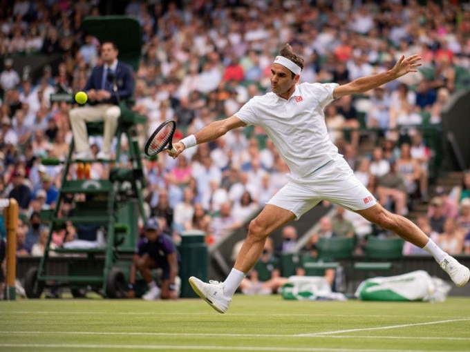 Federer được ví như nghệ sĩ múa trên sân cỏ, nơi anh giữ kỷ lục tám lần đoạt Wimbledon. Ảnh: ATP
