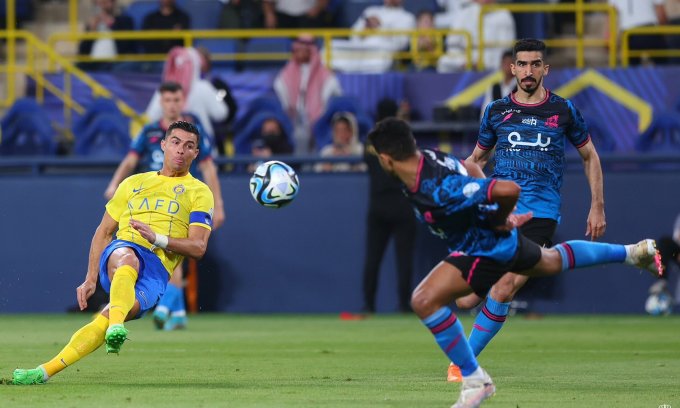 Bàn mở tỷ số của Ronaldo (trái) trong trận Al Nassr thắng Al Wehda 6-0 ở vòng 30 Saudi League trên sân Al Awal, thành phố Riyadh, tối 4/5/2024. Ảnh: ANFC
