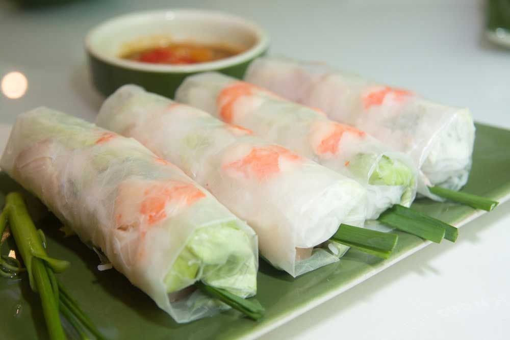 Gỏi cuốn thường được phục vụ như món khai vị tại các nhà hàng Việt Nam - Ảnh: Shutterstock