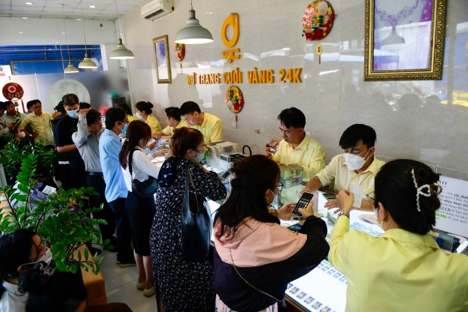 Khách xếp hàng chờ mua vàng ở cửa hàng SJC Nguyễn Thị Minh Khai, tháng 2/2024. Ảnh: Thanh Tùng