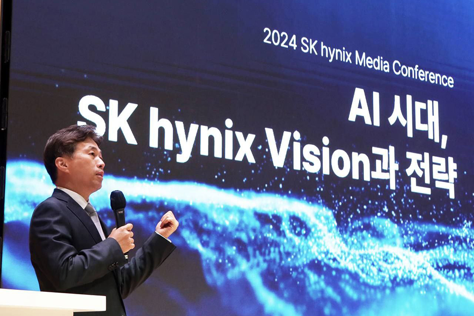 SK Hynix hé lộ ổ SSD 300 TB sẵn sàng cho kỷ nguyên AI- Ảnh 1. Ổ SSD 300 TB của SK Hynix sẽ đáp ứng nhu cầu về AI ngày càng cao