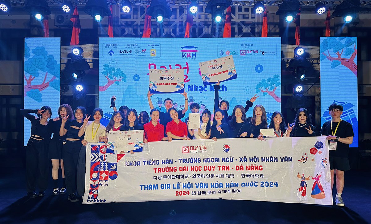 Duy Tan University students won second and third prizes at the 2025