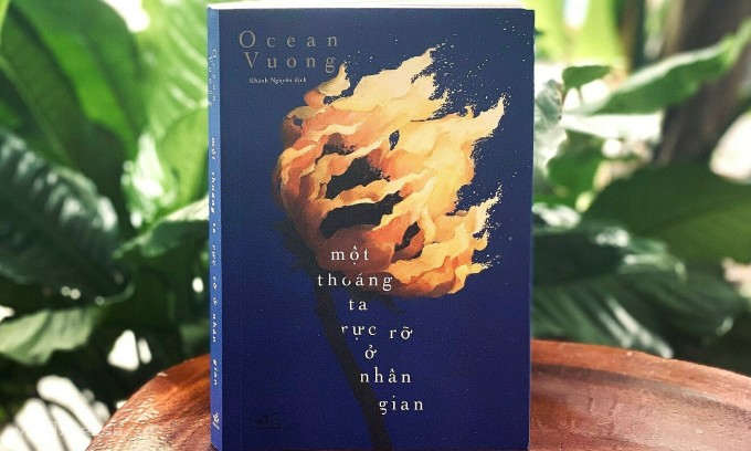 Bìa bản tiếng Việt của tác phẩm On Earth Were Briefly Gorgeous. Sách 304 trang, phát hành lần đầu năm 2022. Ảnh: Quế Chi