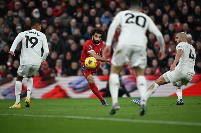 Tiền đạo Liverpool Mohamed Salah dứt điểm trong trận hòa Man Utd 0-0 ở vòng 17 Ngoại hạng Anh trên sân Anfield ngày 17/12/2023. Ảnh: AFP.