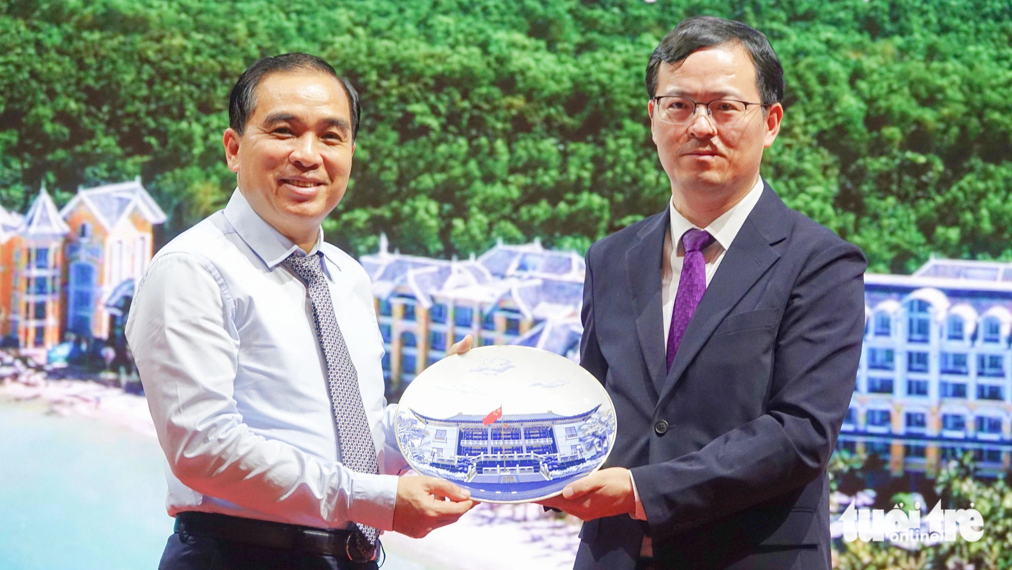 Sẵn sàng kết nối đưa khách Trung Quốc đến Phú Quốc- Ảnh 1. Ông Huỳnh Quang Hưng (bên trái) - chủ tịch UBND TP Phú Quốc - tặng quà lưu niệm cho đại diện Tổng lãnh sự quán Trung Quốc - Ảnh: CHÍ CÔNG