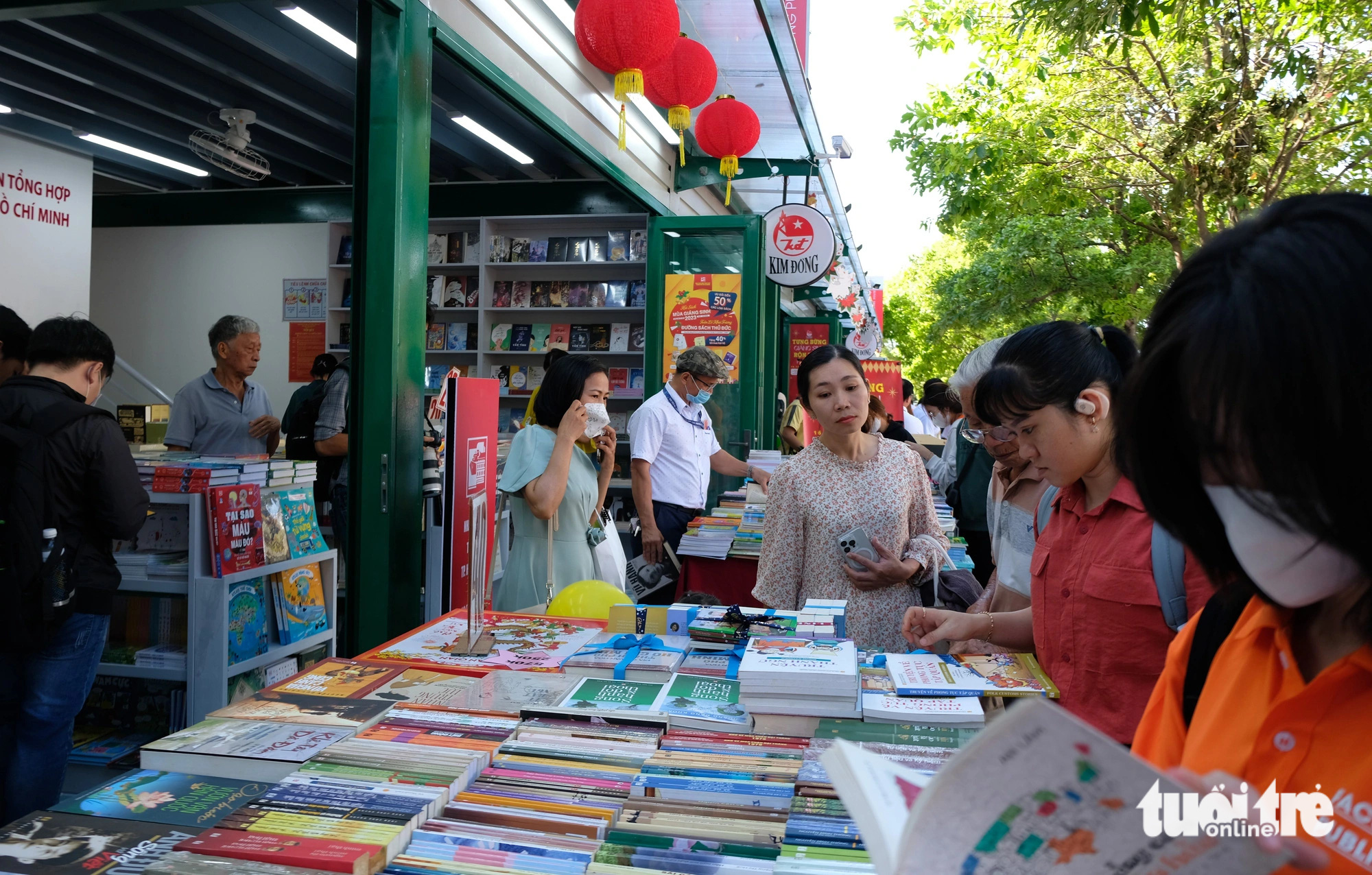 Bạn đọc chọn mua sách tại Đường sách thành phố Thủ Đức - Ảnh: LINH ĐOAN Bạn đọc chọn mua sách tại Đường sách TP Thủ Đức - Ảnh: LINH ĐOAN