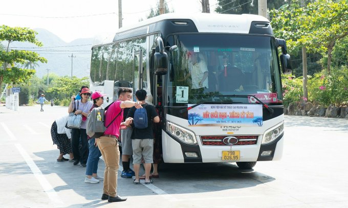 Đoàn khách của Du lịch Việt đi tàu hỏa từ TP HCM đến Nha Trang và sử dụng ôtô để tham quan thành phố. Ảnh: NVCC